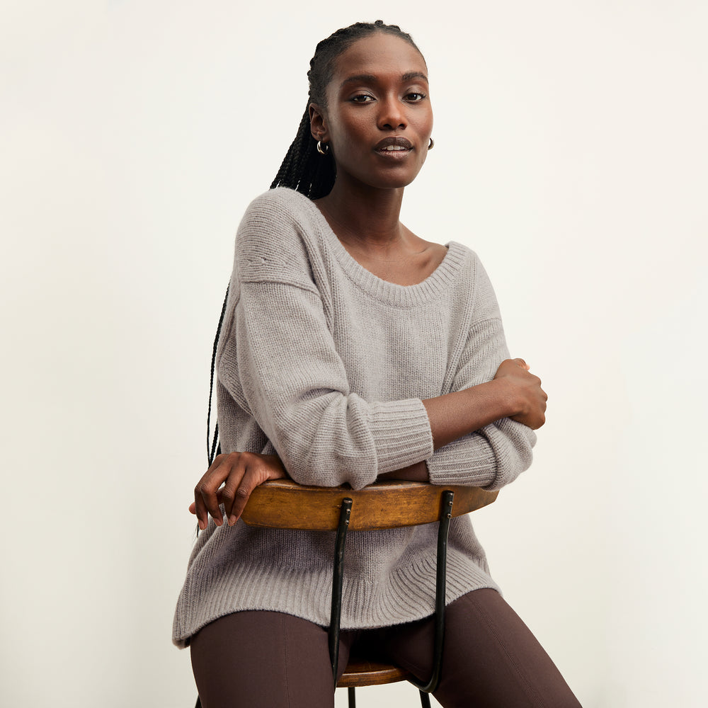 Woman wearing the Theo pullover in stormcloud