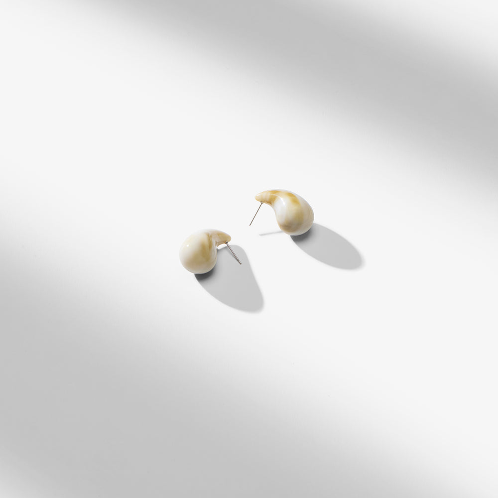 packshot image of the reese earring in cream