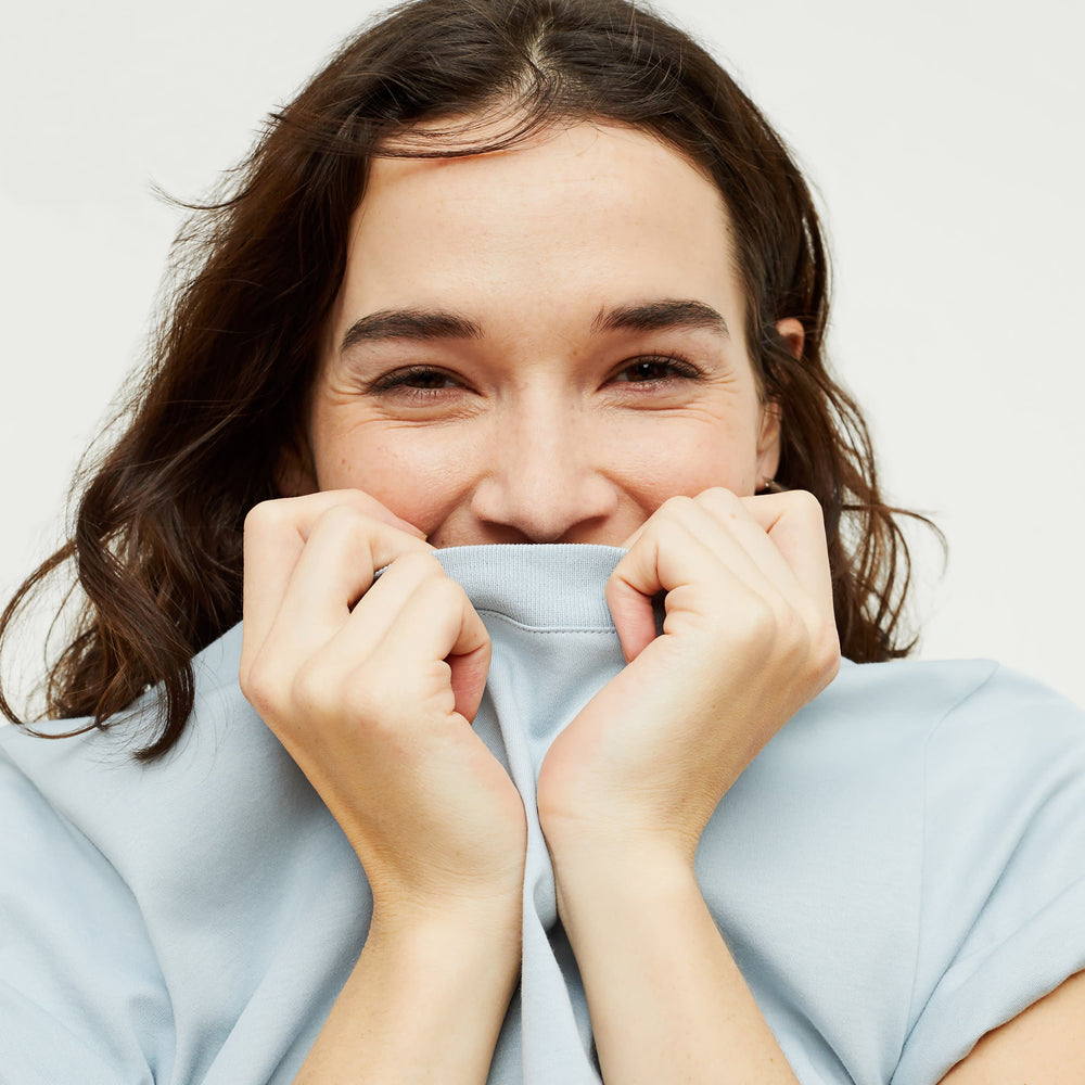 Detail image of a woman standing wearing the Leslie T-Shirt—Compact Cotton in Sky Blue