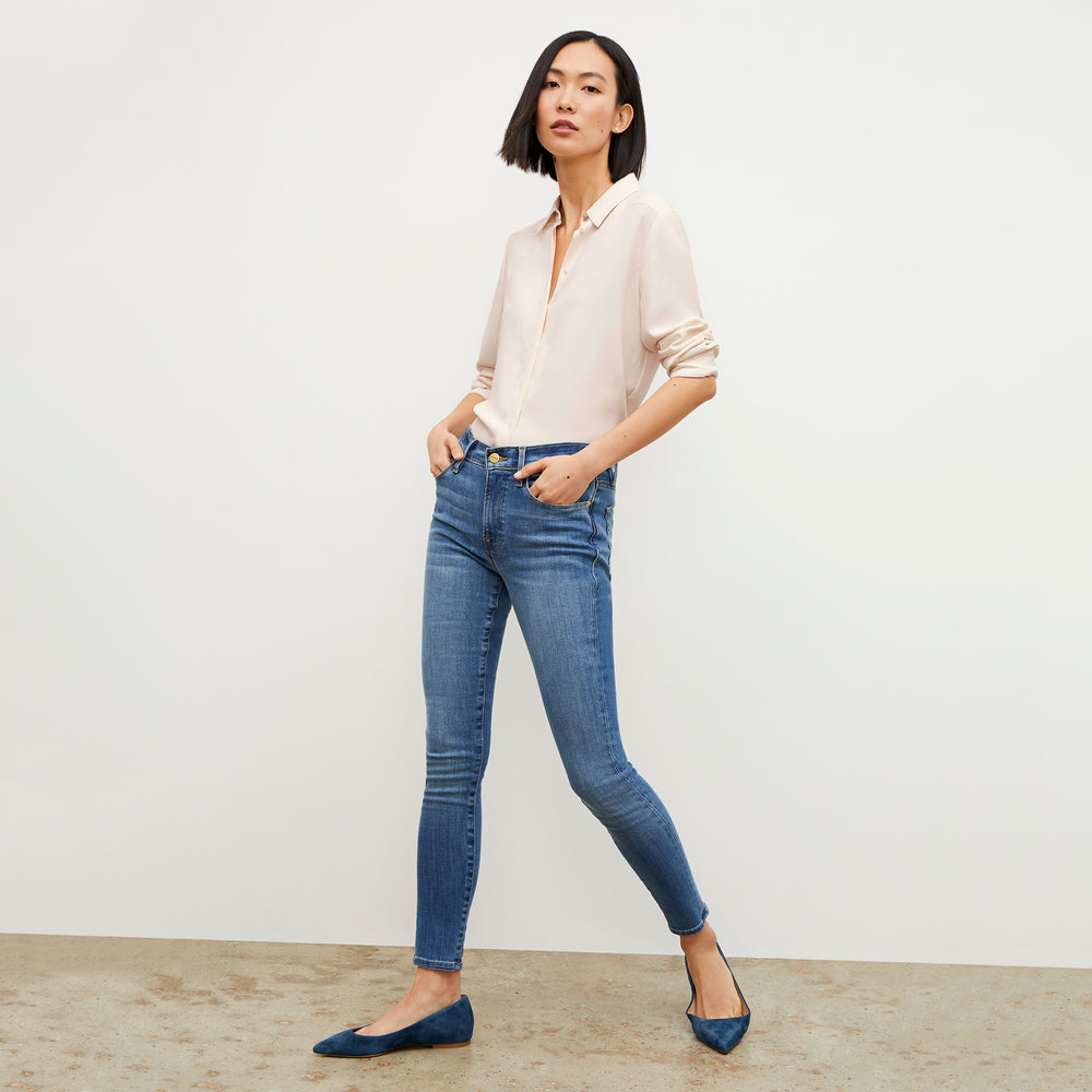 Front image of a woman wearing the FRAME Denim Le High Skinny Jean in Poe