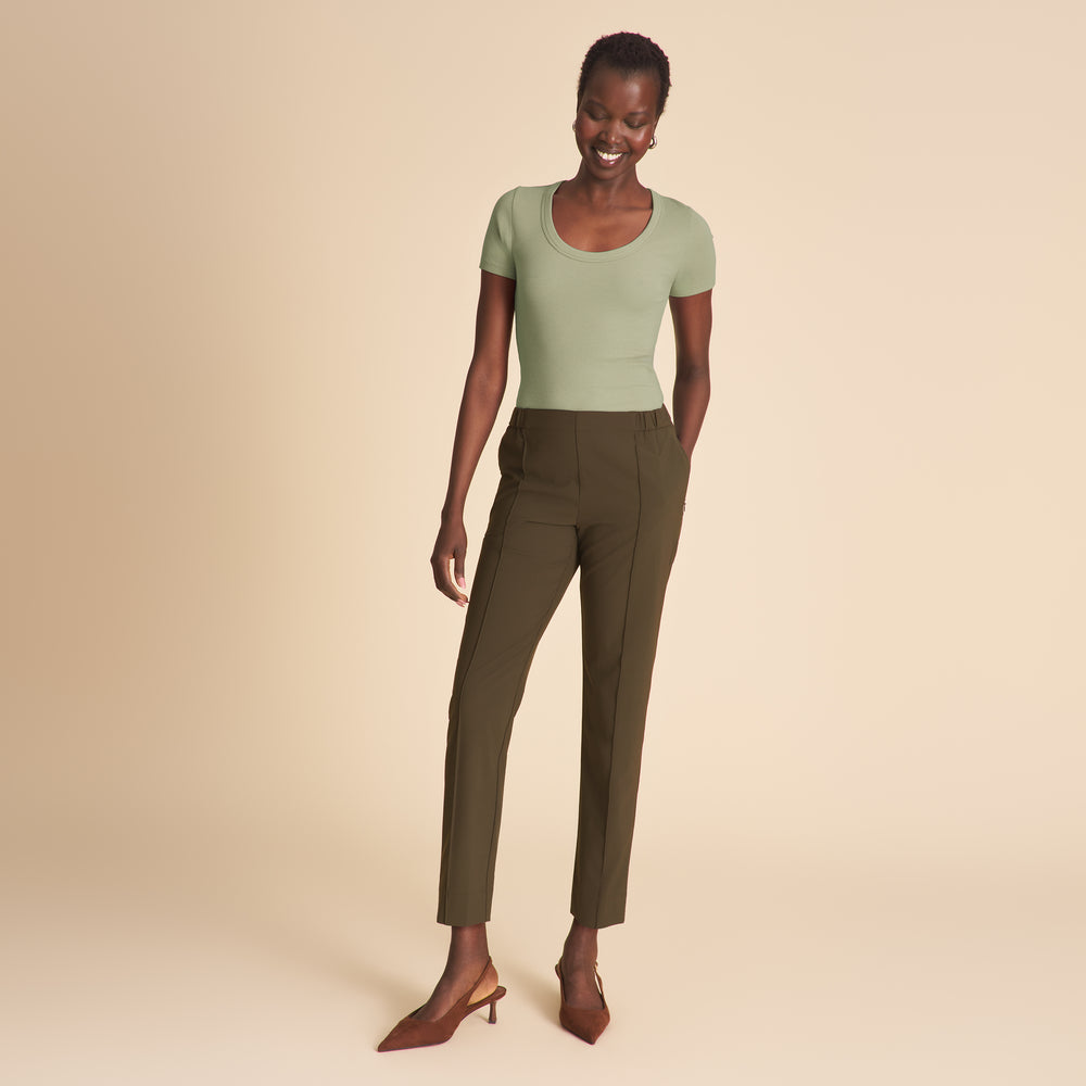 Woman wearing the Colby pant in olive