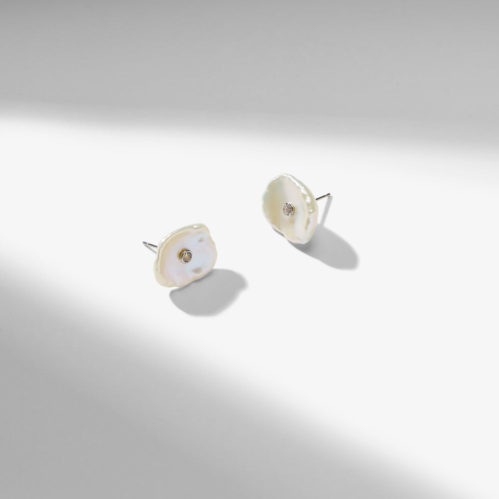 packshot image of the lillie earrings in pearl