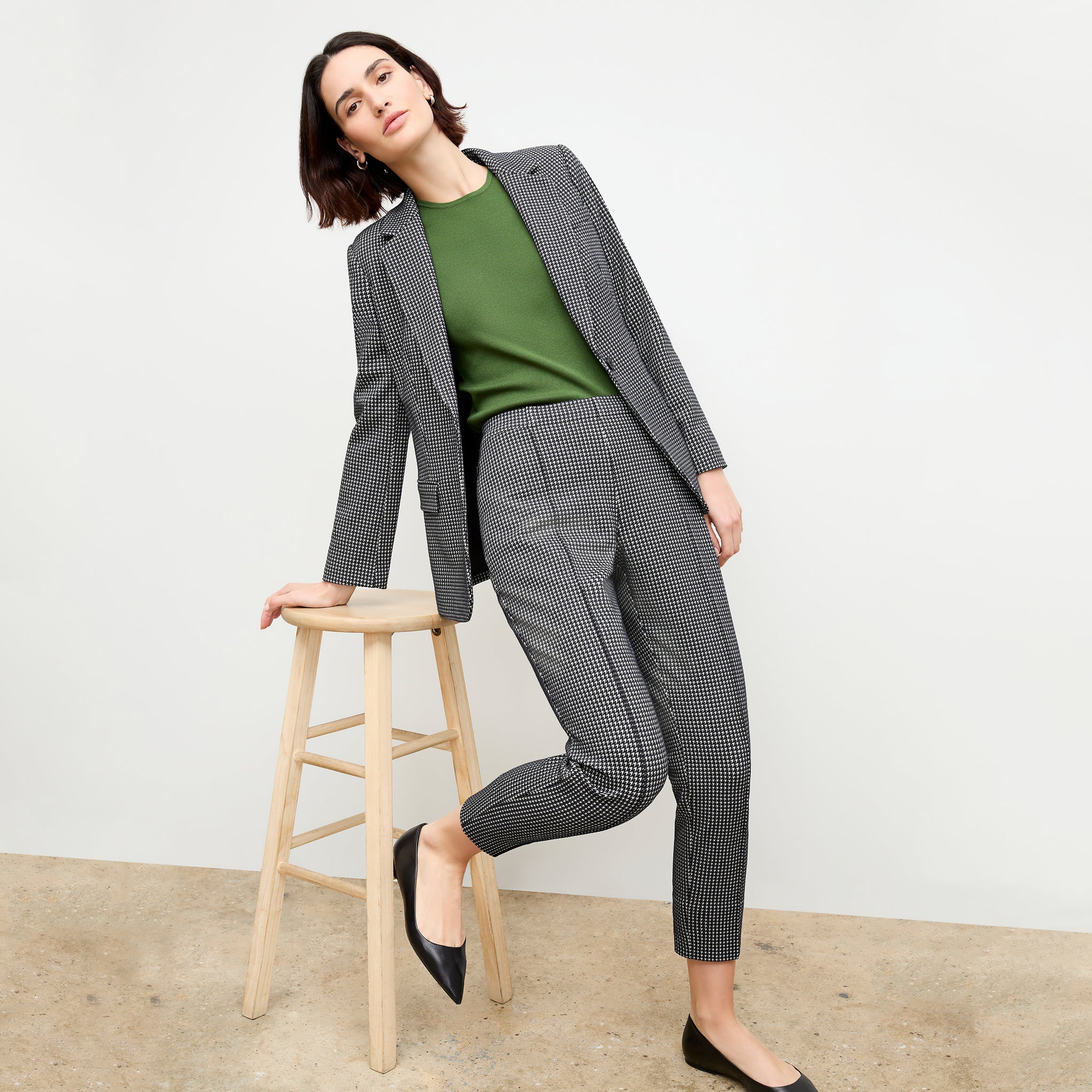 front image of a woman wearing the colby pant in stretch houndstooth