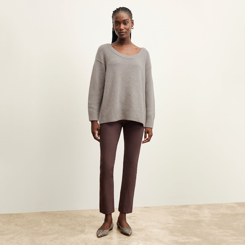 Woman wearing the Theo pullover in stormcloud