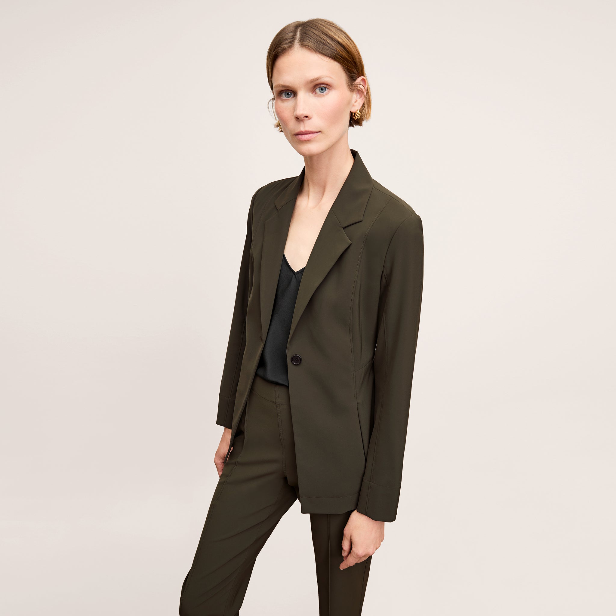 Woman wearing the Colby pant in olive