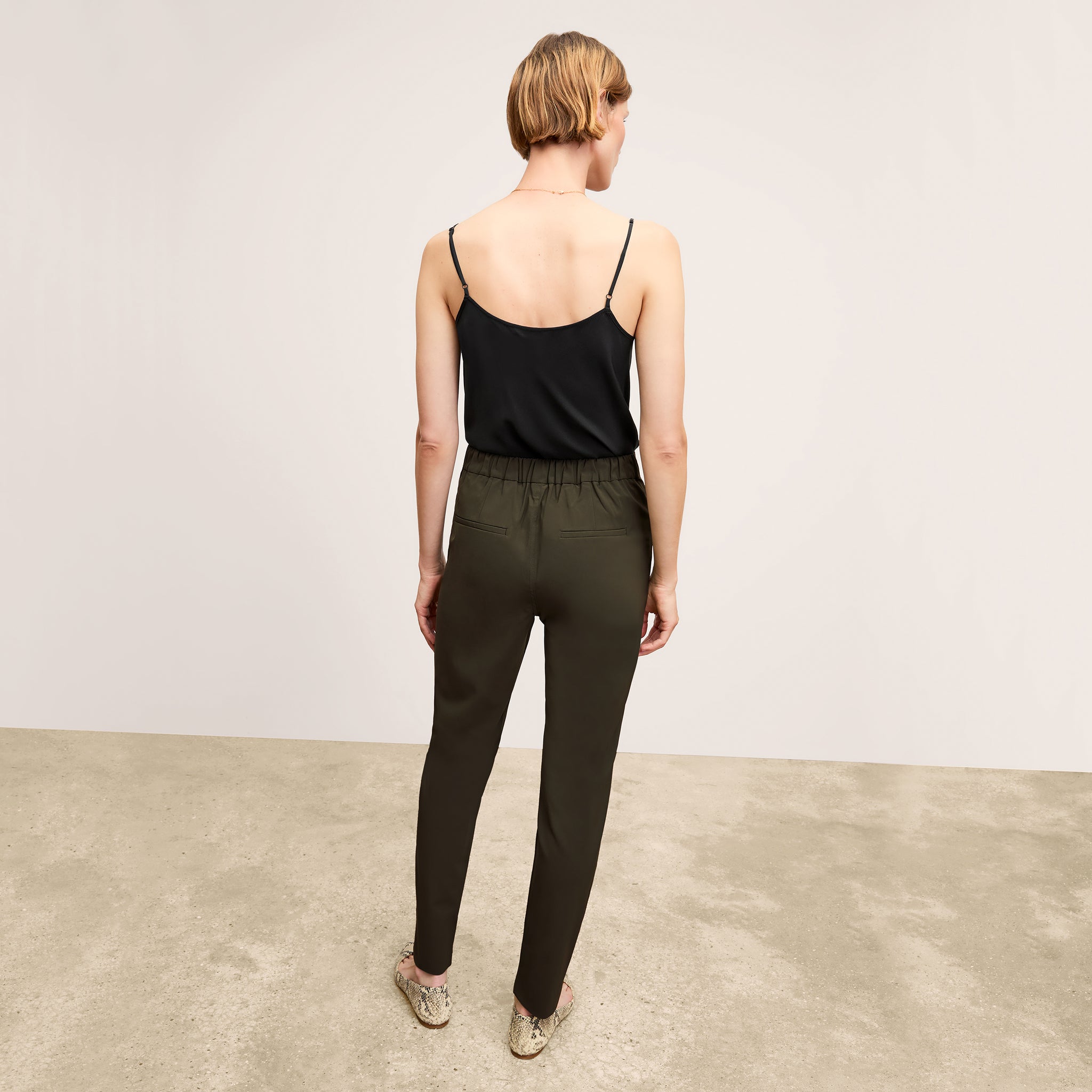 Woman wearing the Colby pant in olive