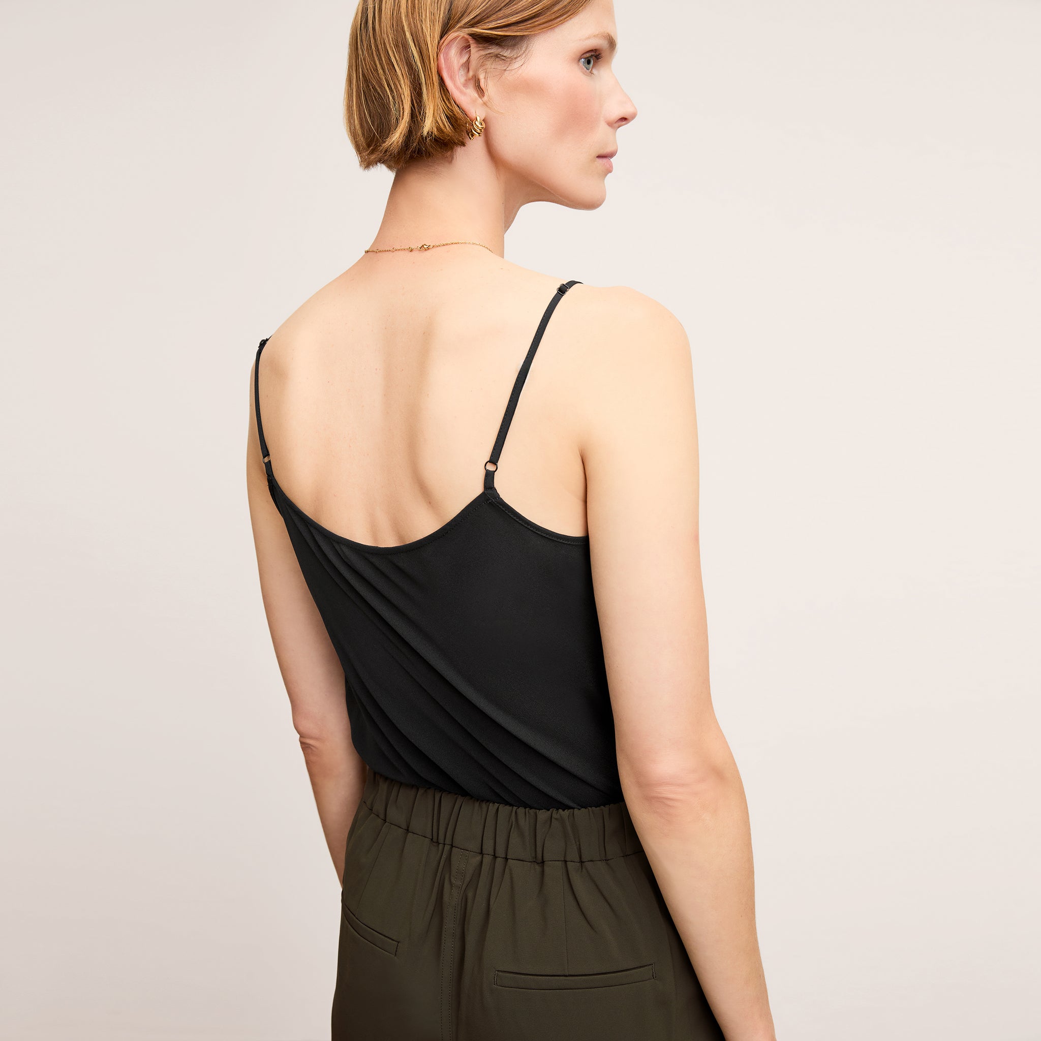 Woman wearing the Colby pant in olive