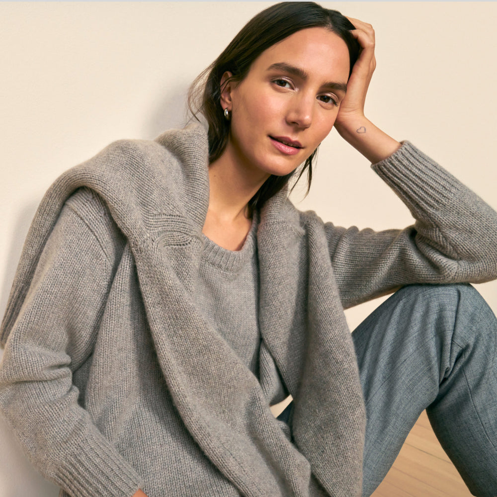 Woman wearing the Theo pullover in stormcloud
