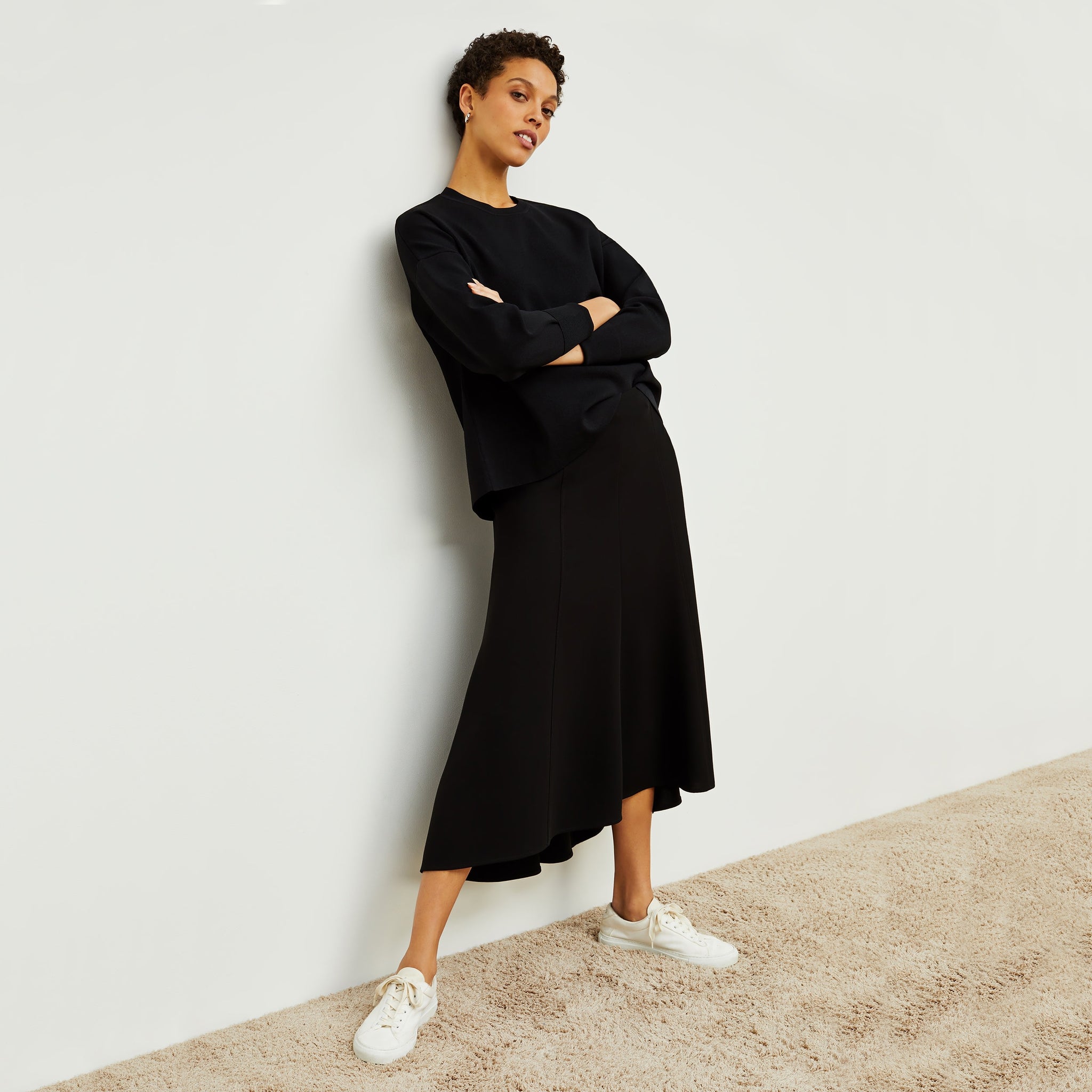 Front image of a woman standing wearing the Para pullover in Black