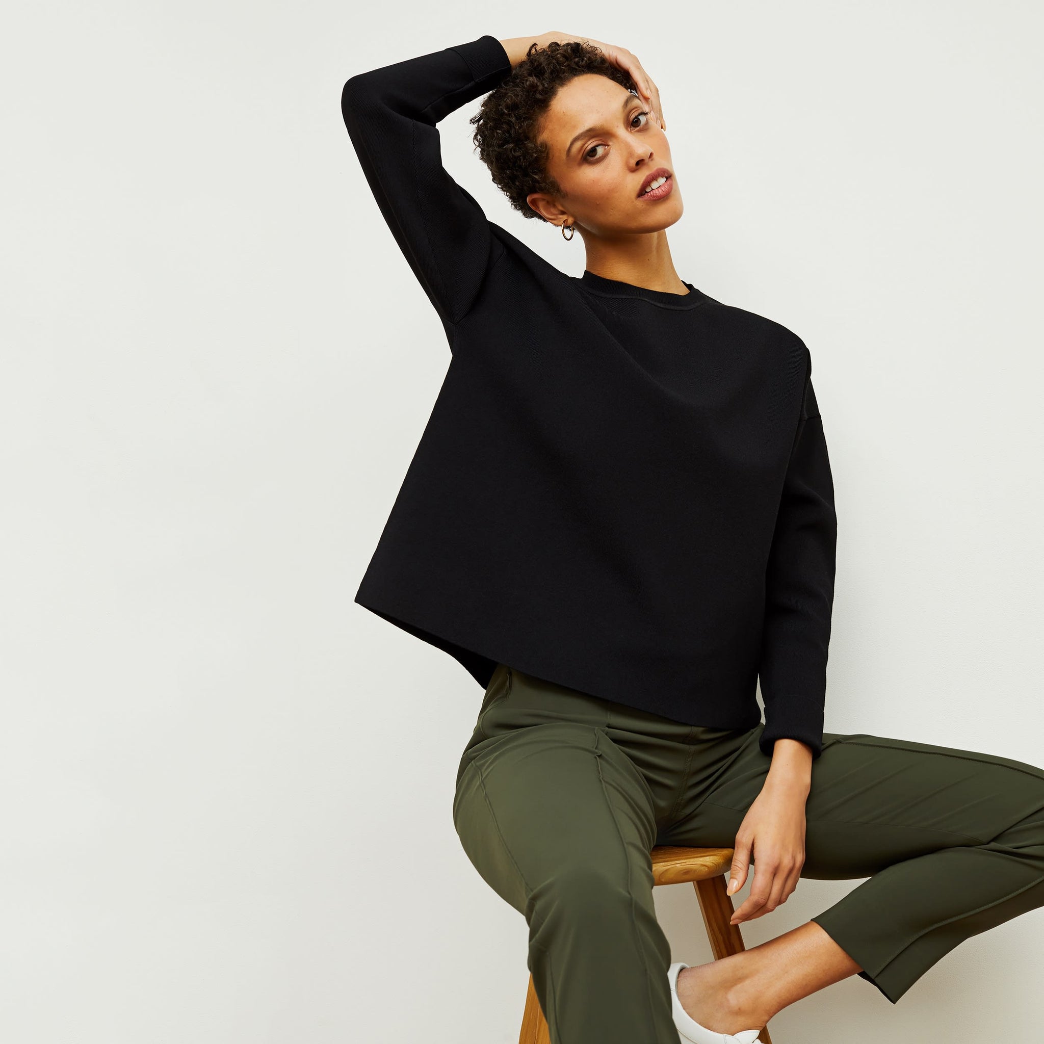 Front image of a woman standing wearing the Para pullover in Black