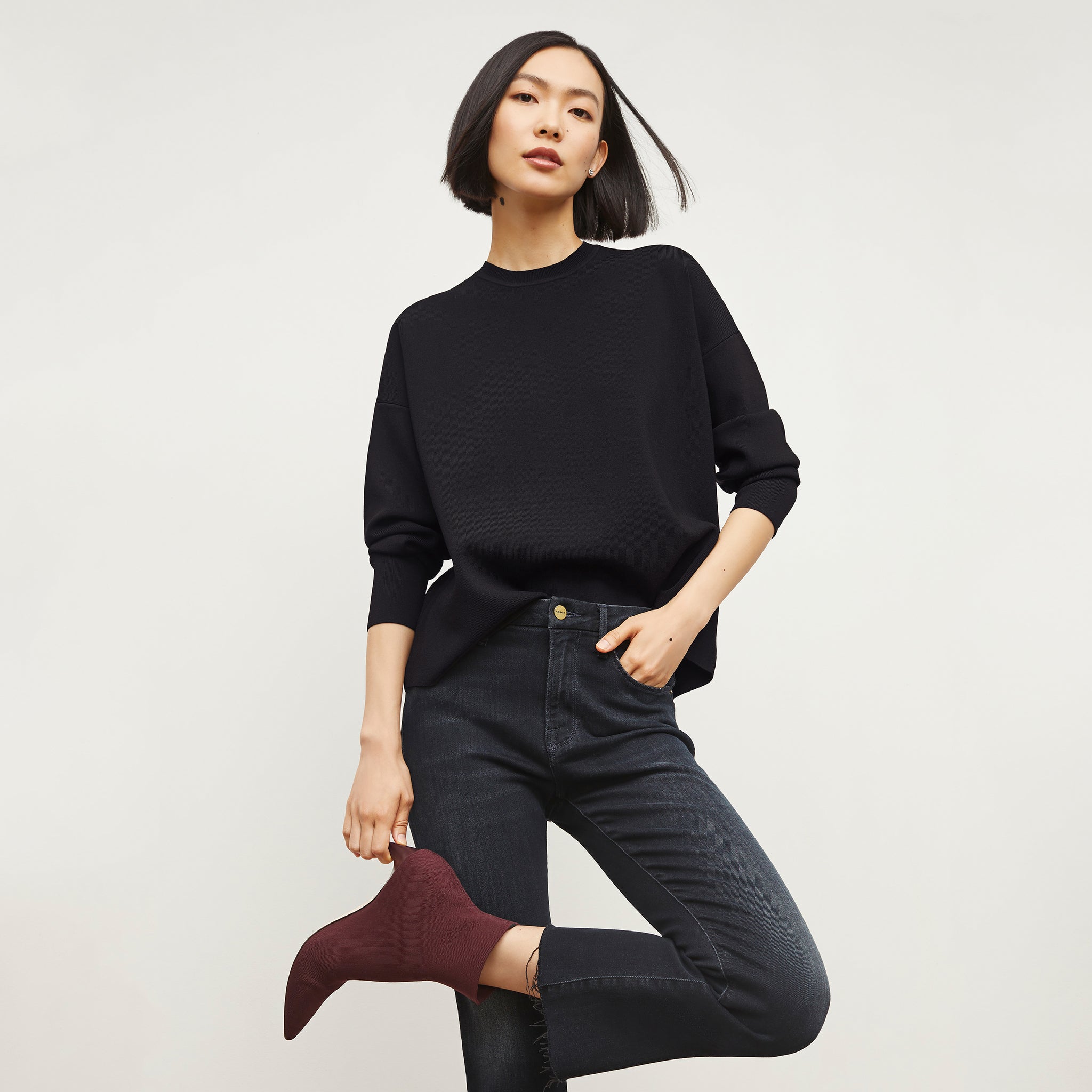 Front image of a woman standing wearing the Para pullover in Black 