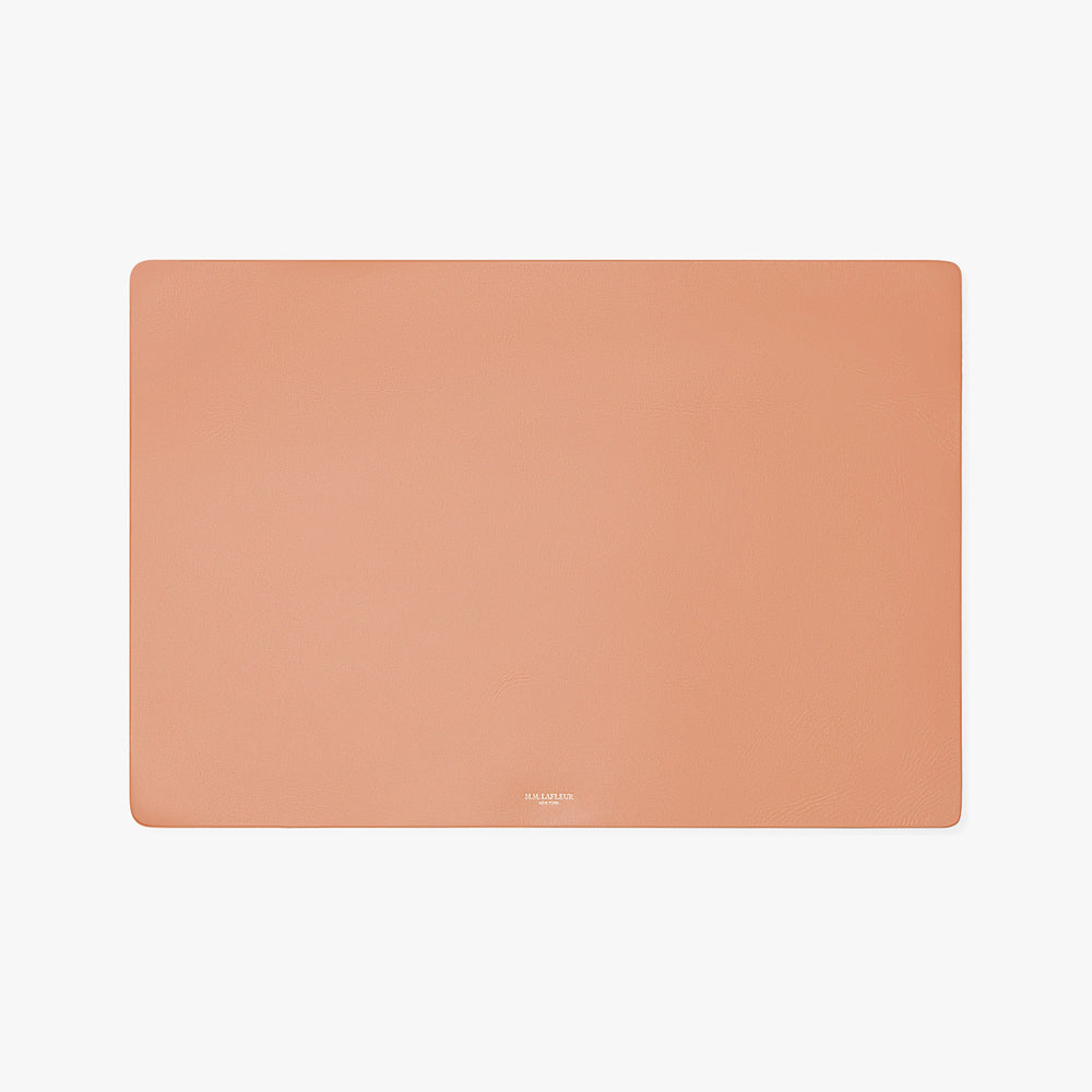 Desk blotter in caramel.