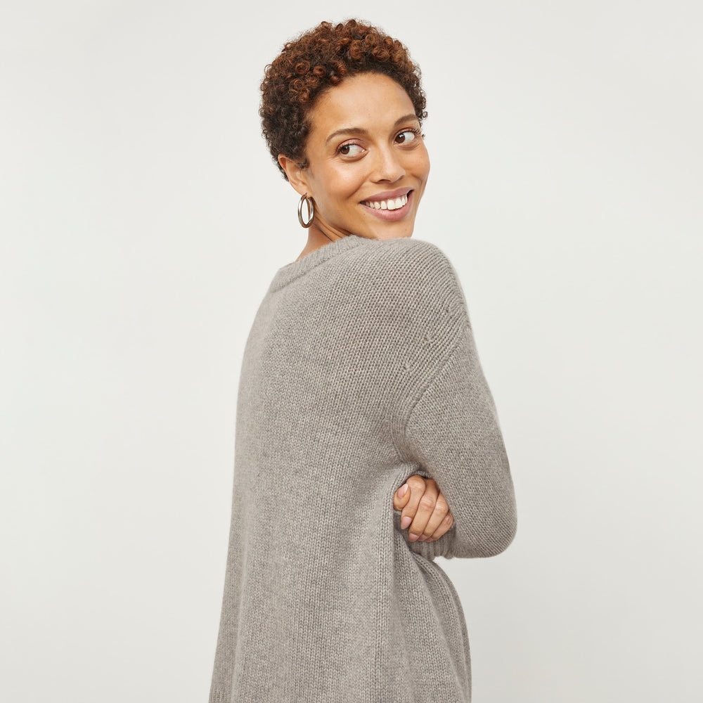 Woman wearing the Theo pullover in stormcloud
