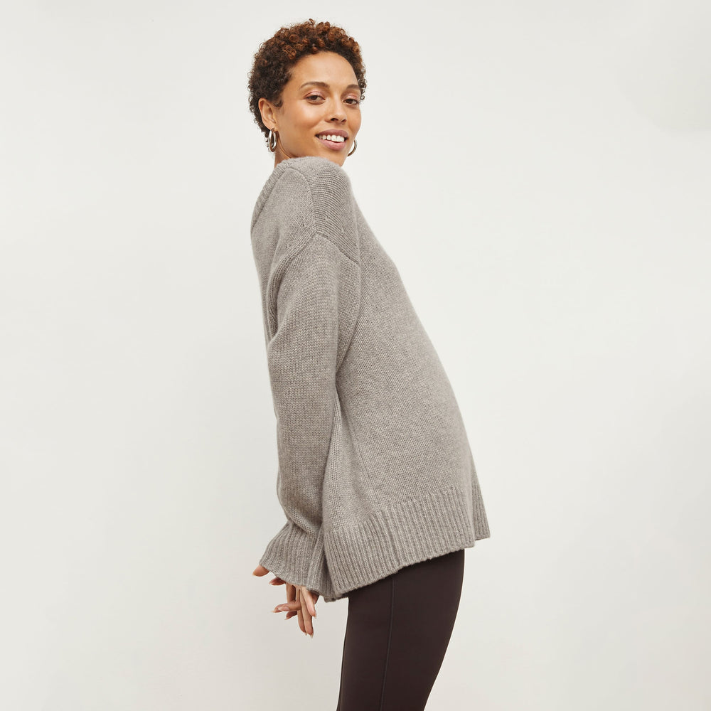 Woman wearing the Theo pullover in stormcloud