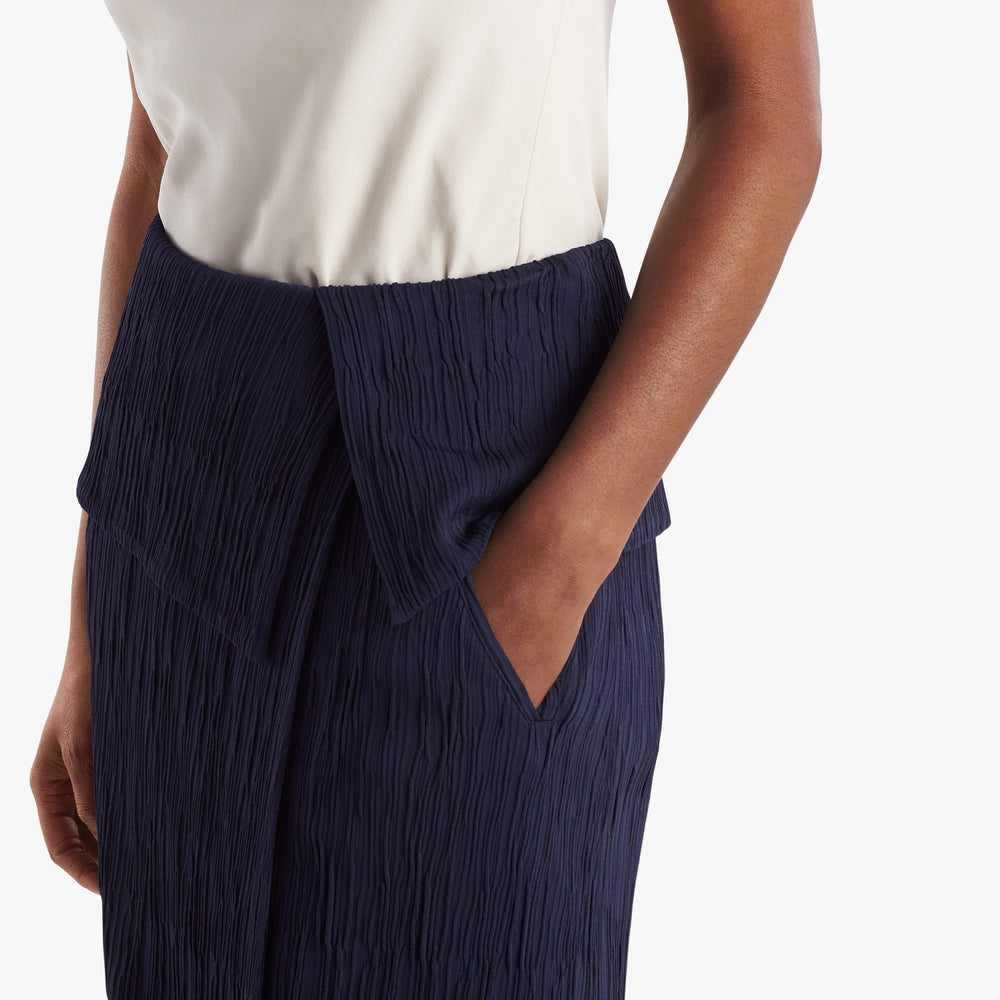 Detail image of the pocket of the Montgomery skirt in aegean blue.