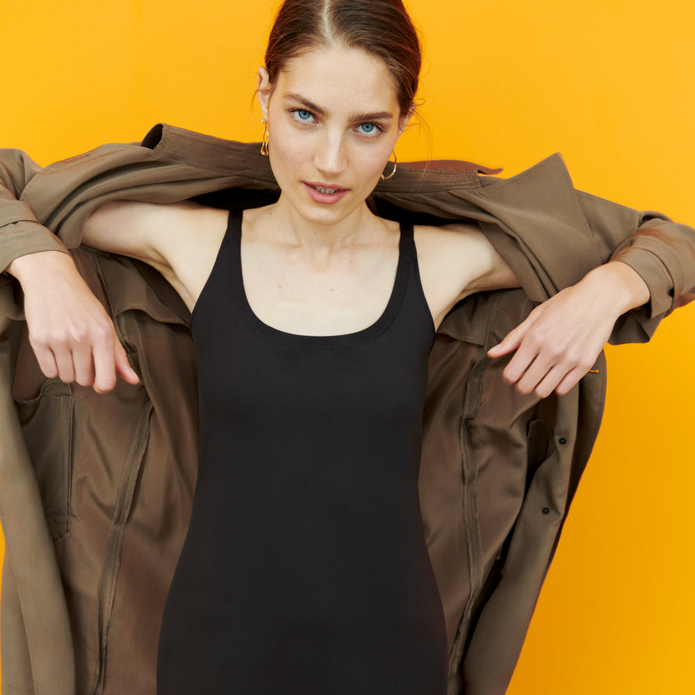 Front image of a woman wearing the Jensen Trench - Silk in Deep Khaki