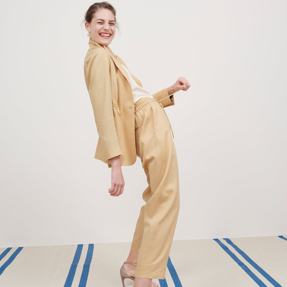 Side image of a woman wearing the Hyo Jacket - Everyday Twill in Butter