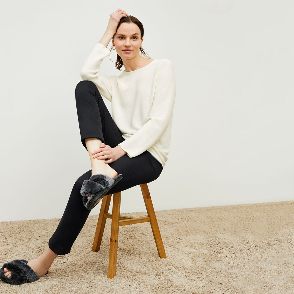 woman wearing the Emu Australia Mayberry Slipper in black frost